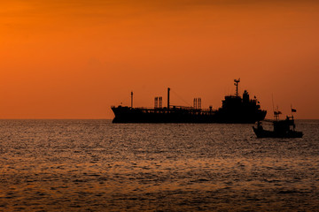 Obraz premium cargo ship at sunset