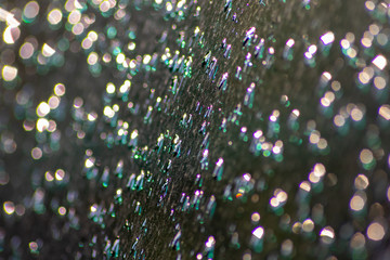 Im Sonnenschein funkelnde und glitzernde Regentropfen auf einer Autoscheibe sorgen für ein...