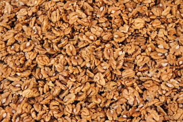 frisch geknackte Walnüsse