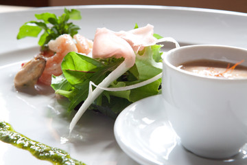 Lachs auf Salat Beilage mit Dressing