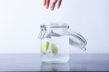 Wasserglas mit Wasser als Füllung und Zitrone