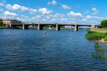 Fototapeta na wymiar Новый Волжский мост через реку Волга в Твери.