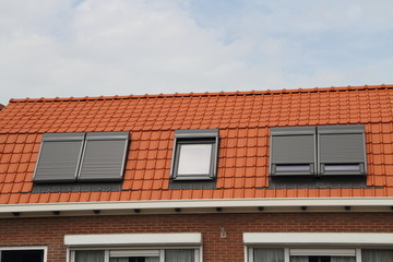 Dachfenster mit rotem Ziegeldac