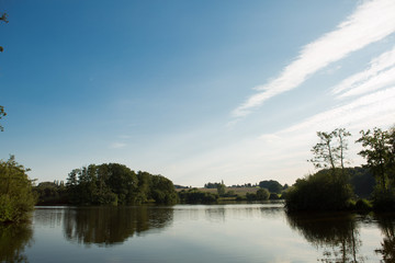 See mit Booten morgens bei Sonnenlicht