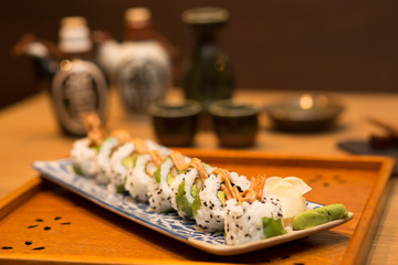 Sushi auf flachem Teller mit Stäbchen