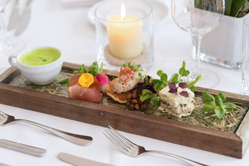 frischer Fleisch Lachs Streifen an Salat