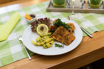 Schnitzel Wiener Art mit Zitrone