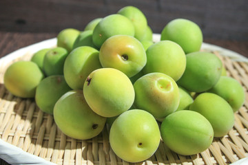 青梅（unripe plums）：梅シロップや梅酒をつくるための梅