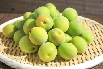 青梅（unripe plums）：梅シロップや梅酒をつくるための梅