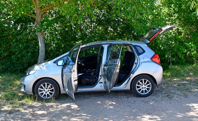 auto mit geöffneten türen