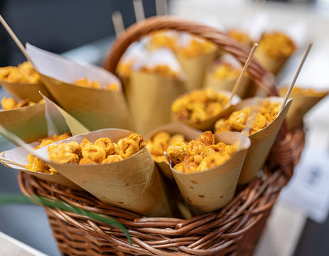 Frittura in cartoccio, pesce, anelli, totani, patatine, gourmand, per consumo in strada o in locali
