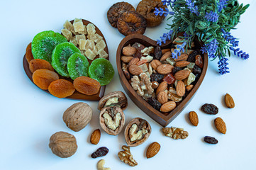 Bodegón frutos secos variados y frutas