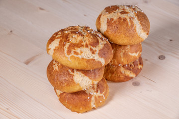 Gestapelte Laugenbrötchen