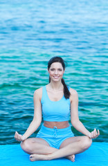 Fototapeta na wymiar Jeune femme faisant son Yoga face à la mer