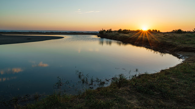 Der Kennett River Fluss in Australien m&uuml;ndet hinter der Great Ocean Road in den Ozean