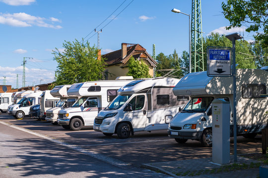 Parkplatz f&uuml;r Wohnmobile , im Vordergrund der Parkscheinautomat mit der Aufschrift Parkschein Hier l&ouml;sen