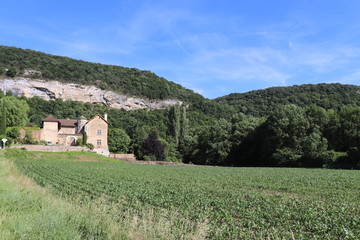 Fototapeta na wymiar Chateau du Cingle datant du 18 ème siècle dans le village de Vernas - Département de l'Isère - France