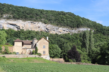 Fototapeta na wymiar Chateau du Cingle datant du 18 ème siècle dans le village de Vernas - Département de l'Isère - France