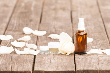 Sprühflasche und Cremetiegel mit Rosenwasser und Blütensalbe