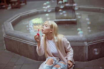 Fototapeta premium woman make bubbles