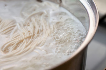 素麺を鍋で茹でる