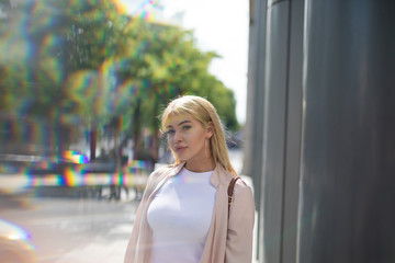 Obraz premium woman accros the city sky line