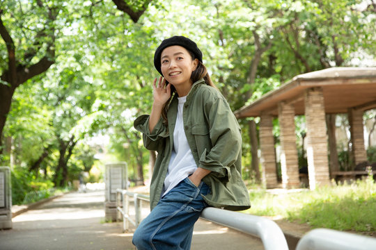 公園で笑うはつらつとした若い女性