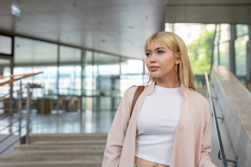 Obraz premium Woman in rush on a hall of city
