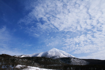 雪の磐梯山と空