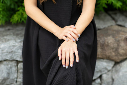 ネイルの塗られた女性の手元