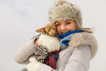 Obraz premium Woman hug warming her dog in cold day