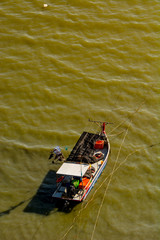 Obraz premium fishing boat docking at coast