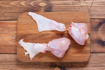 Step-by-step cooking chicken drumsticks stuffed with champignons - step 2 - cutting chicken...