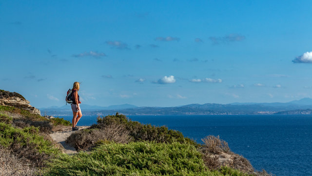 Wanderin blickt von der Steilk&uuml;ste Korsikas &uuml;ber das Meer nach Sardinien, Bonifatiostra&szlig;e