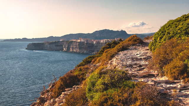 Steiniger Weg auf Korsika nach Bonifacio