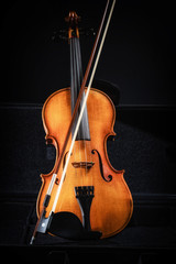 Fototapeta na wymiar Geige mit Bogen