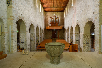 Fototapeta na wymiar Innenraum der reformierten Kirche von Amsoldingen, Bern, Schweiz