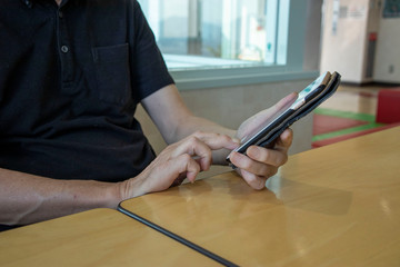 スマホを使う男性の手