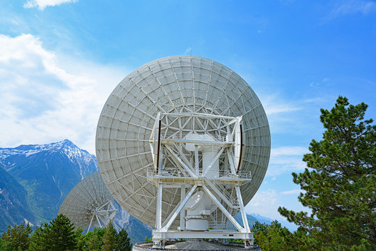 Parabolantenne in Leuk, Wallis, Schweiz