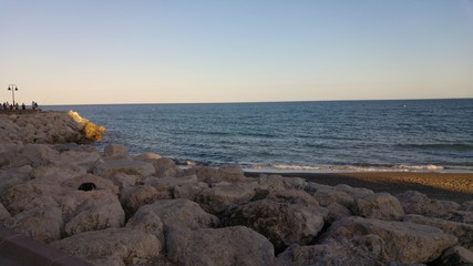 Fototapeta na wymiar rocher sur la plage 