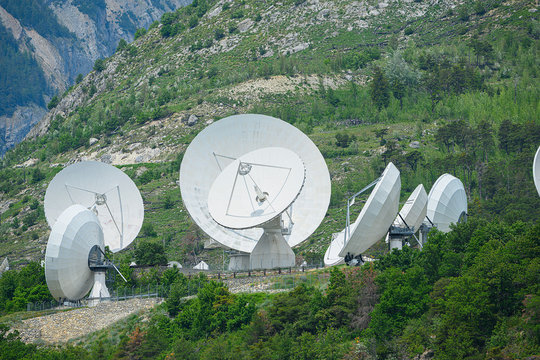 Parabolantennnen in Leuk, Wallis, Schweiz