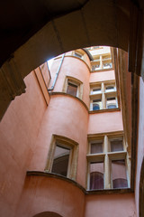 Cour d'immeuble d'une "traboule" lyonnaise typique (passage urbain ancien), Lyon, France