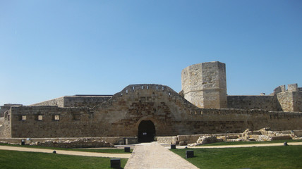 Castillo y torre del homenaje en ruinas. 