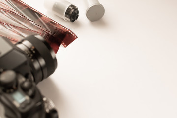 セピア加工のフィルムカメラとネガフィルム