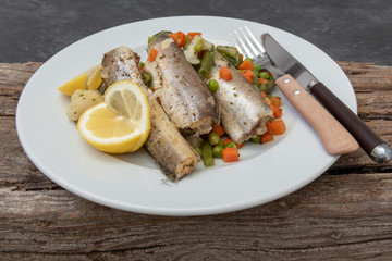 Plato de pescado blanco asado con verduras