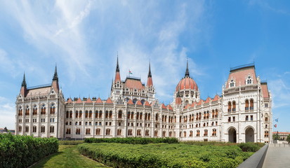 Fototapeta na wymiar parliament building in Budapest