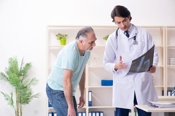 Obraz premium Old man visiting young male doctor 