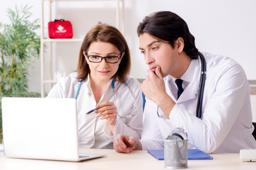 Obraz premium Two doctors working in the clinic 