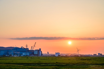 夕陽と風力発電