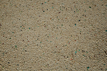 Wall plaster with small gravel and ceramic pieces inserted in it